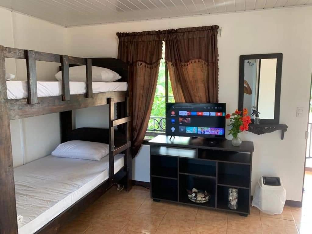 Aparthotel Cabinas Playa Bandera à Parrita Extérieur photo